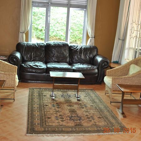 Little Woods Inn Mbarara Ngoại thất bức ảnh